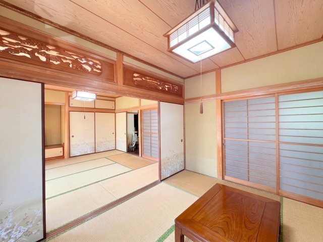 続き間として利用できる和室は、襖を開放することで広々とした一体空間として使用。木部を活かした欄間や天井など、和の趣を感じさせる内装も印象的。普段のくつろぎスペースとしても活躍します。