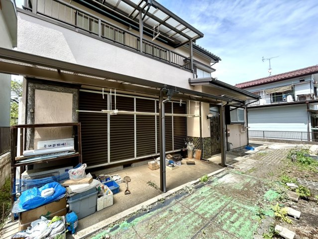 木造住宅とは土台、壁、柱など建築物の強度を支える構造体の材に木が使用されている構造を指します。構造体は建物の自重を支えるだけではなく風圧や水圧、積裁荷重などあらゆる衝撃に耐えるための基礎です。