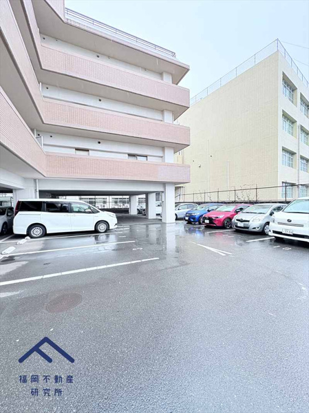 ネオハイツ筑紫丘の敷地内駐車場