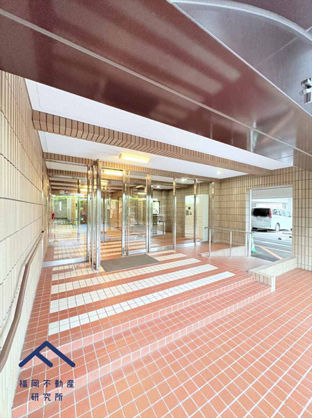 ネオハイツ筑紫丘のエントランス