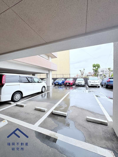 ネオハイツ筑紫丘の敷地内駐車場