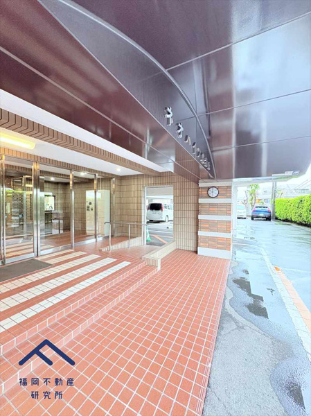 ネオハイツ筑紫丘のエントランス