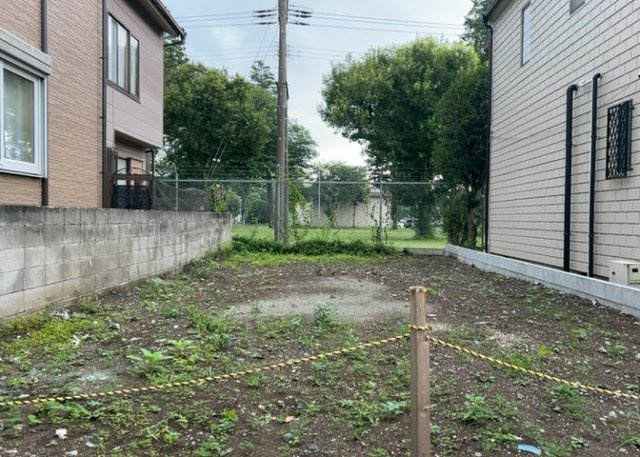土地の形が極端に長細かったり、狭小地、あるいは道路との高低差がある傾斜地だった場合、後々売ろうとしても買い手がつかない場合もあります。後々、売却することになった時に価値の下がらない土地を選びましょう。