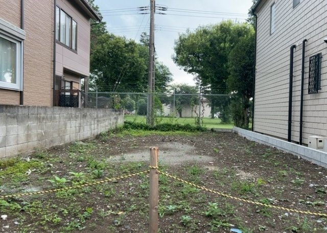 土地の面積＝住宅面積ではありません。建ぺい率の問題などで、土地のある場所によって住宅を建てられる面積は限られています。高さもしかり、「土地」という言葉の中には、建築条件も含まれると考えておきましょう。