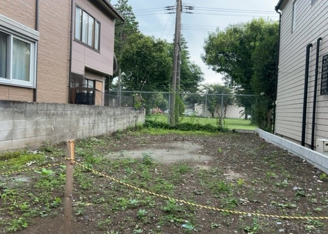 家を建てる場合、方位は要チェックです。現実的に日当たりのよい家ならばリビングは南側、建築基準法でも北側に当たる家への配慮は求められています。土地を見学に行く際は、方位磁針を持って行くようにしましょう。
