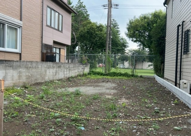 土地を買う際、住む地域の自治体や福祉の補助制度にも注目してみましょう。子供や老人の医療補助やゴミ出しのルールなど、自治体によってルールに大きな違いがあるため、暮らしやすい土地で判断するとよいでしょう。
