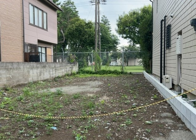 土地の前の道路に消火栓が設置されていることがあります。この場合、道路交通法第45条第1項により、駐車禁止の場所が指定されています。そのため、車庫などの駐車スペースをつくることができない場合があります。