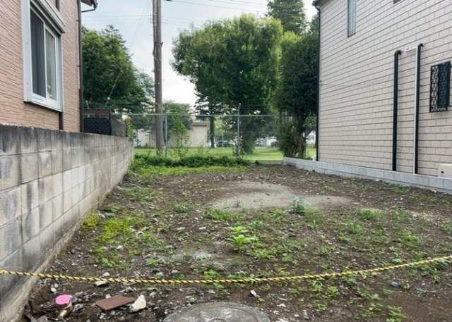 土地購入を検討されている場合、境界杭がない状態で購入してしまうと境界確定測量をする必要があり、費用がかかります。購入の前に、売主、隣土地所有者立ち合いのもと境界を確定し境界杭を設置するのがベストです。