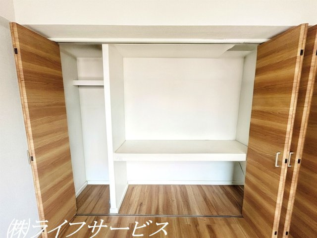 バルコニー側洋室6帖／南向きのバルコニーに面した陽当り良好のお部屋です！クローゼット有！（一部AIによる家具消し加工済）