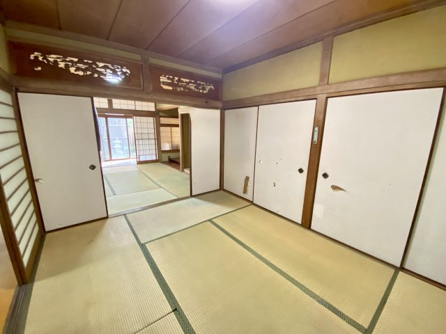 続き間として利用できるゆとりある和室空間。欄間の彫刻や障子が美しく、和の趣を感じさせます。襖を開け放つことで開放感が生まれ、大人数にもおすすめ。落ち着いた雰囲気の中で、心穏やかに過ごせる一室です。