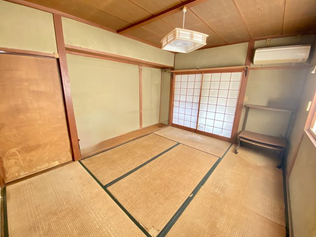 柔らかな光が差し込む落ち着いた雰囲気の和室。障子や木の柱が和の趣を感じさせ、穏やかな時間を過ごせます。客間や書斎、寝室など多様な使い方ができる空間です。部屋数があるので、ニーズに合わせた使い方が可能。