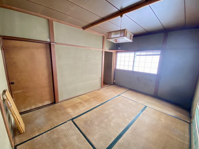 窓からやわらかな光が差し込む、落ち着いた印象の和室。畳の香りが心地よくゆったりとくつろげる空間です。木の柱や建具が温かみを演出し、伝統的な和の雰囲気を感じられます。寝室や客間としても使いやすい一室。