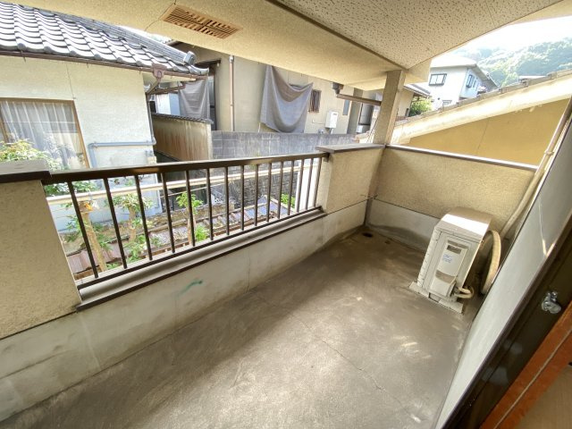 屋根付きで天候を気にせず使えるバルコニー。洗濯物を干すスペースとしてはもちろん、ちょっとした休憩にもぴったりです。外の空気を感じながら過ごせる心地よい空間で、生活にゆとりをプラスしてくれます。