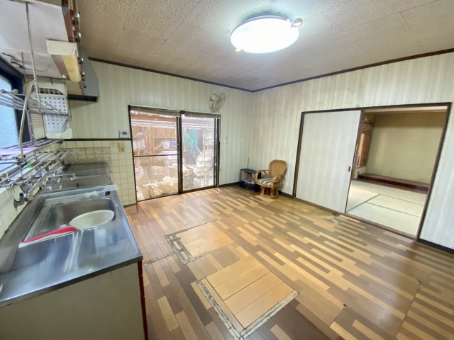 日当たりの良い南向きのダイニングキッチンは、明るく開放感のある雰囲気。隣の和室と続き間になっており、引き戸を開けると広々とした空間として利用できます。家族が自然と集まりやすい間取りになってます。