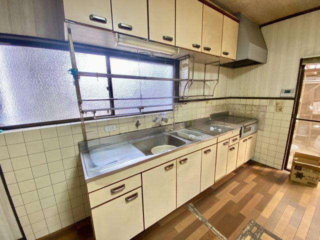 窓が広く、自然光がたっぷり入る明るいキッチン。広めの調理スペースと大きなシンクで作業がしやすく、家事動線も良好です。上部と下部に収納があり、調理器具や食器類も整理整頓しやすい設計になっています。