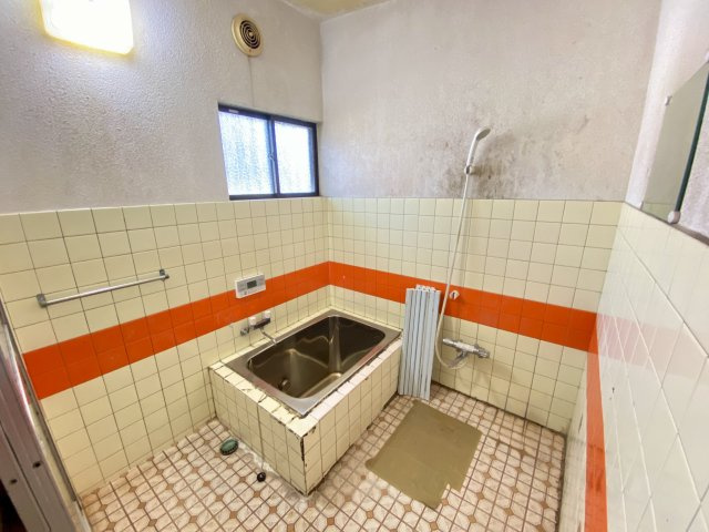 どこか懐かしさを感じるタイル貼りの浴室。明るい配色で清潔感があり、窓から自然光が入るため湿気がこもりにくく快適に使用できます。ゆったりとした浴槽でリラックスしたバスタイムを過ごせる空間です。
