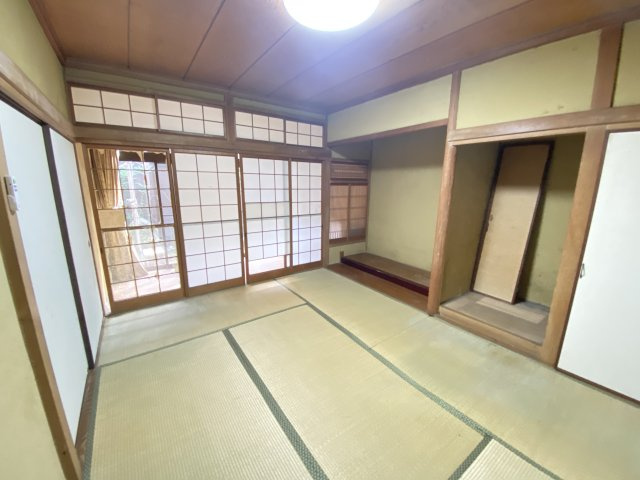 南側の広縁に面した和室は、障子越しにやわらかな陽光が差し込む心安らぐ空間。床の間と押入れが備わり、格式と実用性を兼ね備えています。来客用の客間としてはもちろん、家族のくつろぎの場としても活躍します。