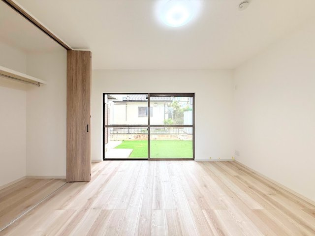 ◆室内はいつも明るい印象なので気持ちの良い朝を迎えられます。各部屋にはクローゼットを完備しており、収納が多いお家はすっきりして快適空間です。