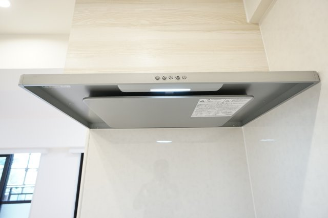 スタイリッシュなレンジフードで両サイドのつまみを押すとカバーが外れお手入れらくらく♪