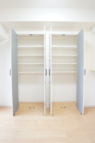 リビング収納♪クローゼット内にコンセントがあり掃除機などを収納しながら充電が出来ます♪