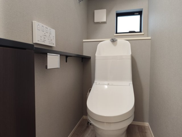毎日使いやすい便利な仕様の温水洗浄トイレは、掃除がしやすくいつも清潔な空間に保てます♪　