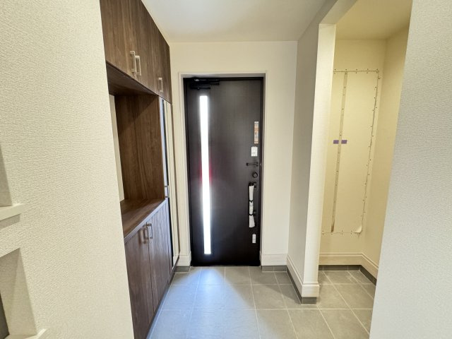 現地写真　シューズインクロークと下駄箱があり、かなりの収納量が期待できます！      　