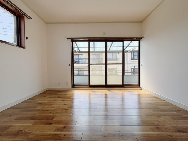 ■洋室｜ママ友が来ても子供達には子供部屋で遊んでいてもらうことができます。ママ達はリビングで楽しくおしゃべりに華を咲かせながら気兼ねなく盛り上がれます♪