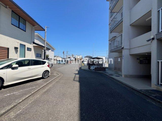 南向き・4階部分につき陽当たり良好♪ぜひご内見くださいませ！