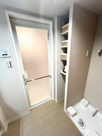 タオルなどをしまえる収納スペースも備わっており、すっきりとした印象の洗面所です。