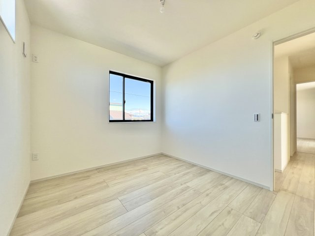 2階　5.2帖の洋室になります。お子様のお部屋にピッタリですよ♪