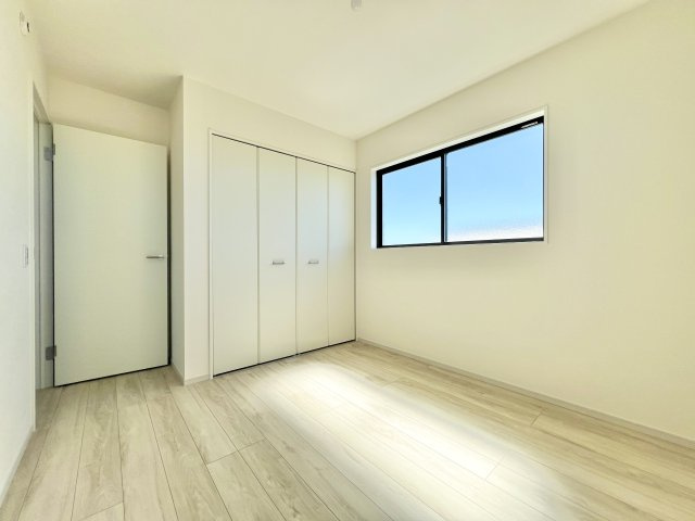 2階　こちらの洋室も5.2帖になります。明るい陽射しが入り、柔らかな空間になるお部屋です。