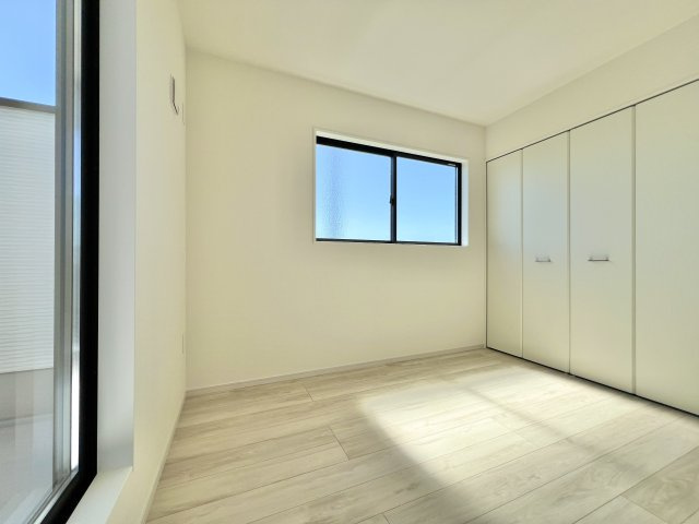 2階　バルコニーに面した5.2帖の洋室になります。とても明るいお部屋となっております。