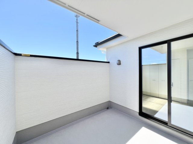 陽当たりの良いバルコニー。晴れた日は、気持ちの良い風が吹きそうですよ☆