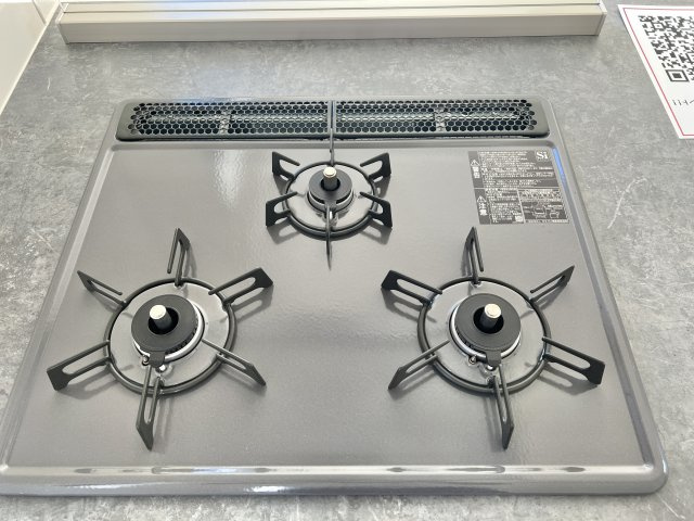 使いやすい3口コンロです。沢山のお料理が作れ、家族の笑顔が増えますね♪