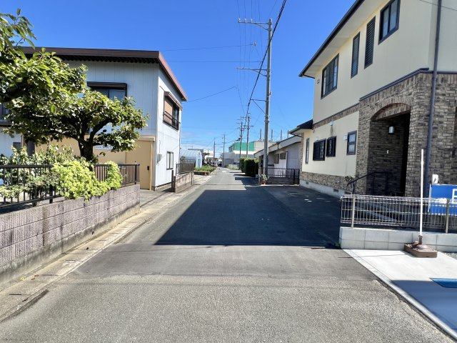 前面道路を西側から東向きに撮影しました。