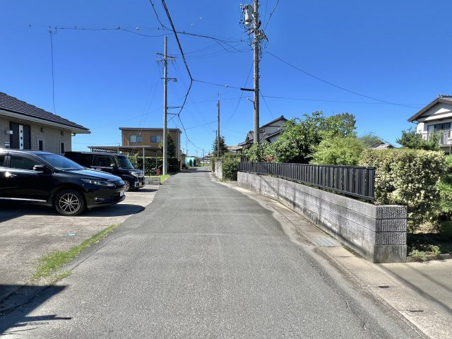 前面道路を東側から西向きに撮影しました。