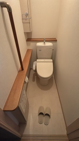 2F手すり付きのお手洗い