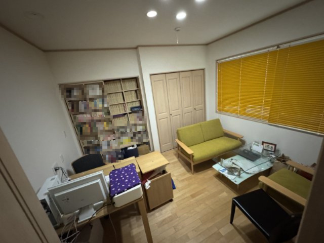 玄関右手の洋室