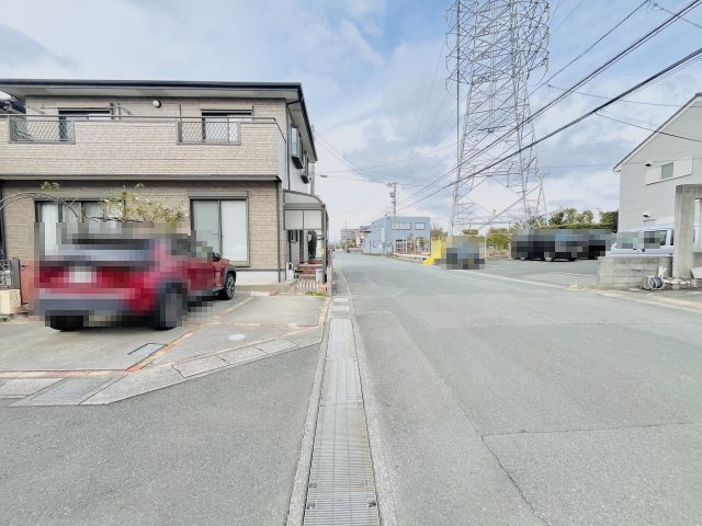 見通しが良く、車のすれ違いも余裕があるため安心して通行できます。