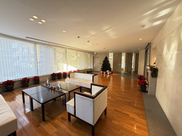 居住者を暖かく迎えるラウンジ。