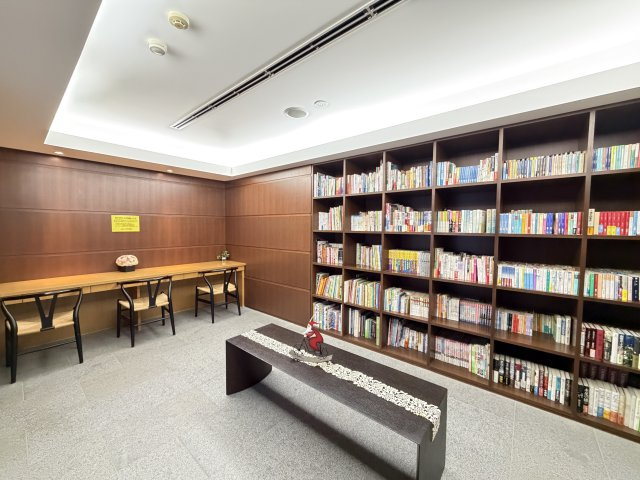 落ち着いた雰囲気で過ごすことのできるライブラリー。
