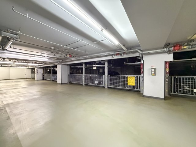 地下2階駐車場。昇降式駐車場です。