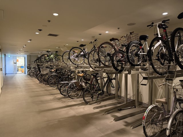 地下1階駐輪場。2段ラック式です。