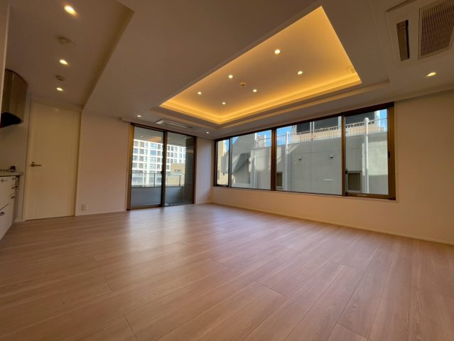 LDK約19.1帖。2面開口につき、明るい印象です。