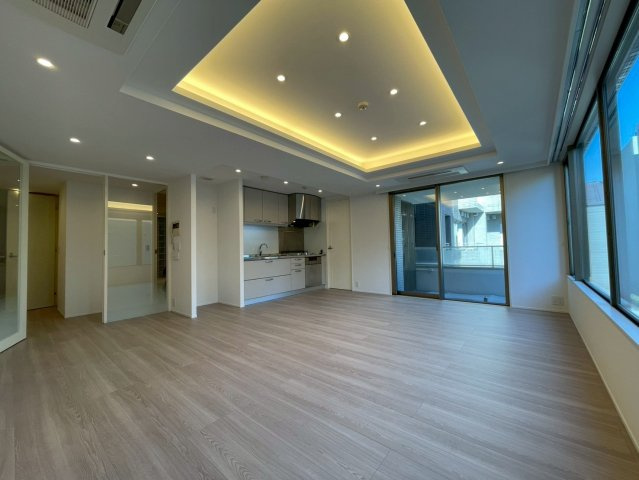 LDK約19.1帖。コーブ照明により、雰囲気のある空間となります。