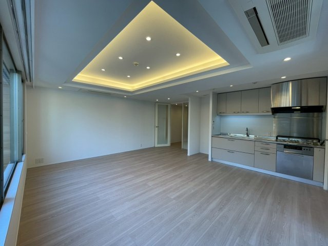 LDK約19.1帖。天井カセットエアコンが2基あります。