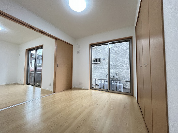 南面に窓：LDKに隣接した洋室5.2帖（1階）