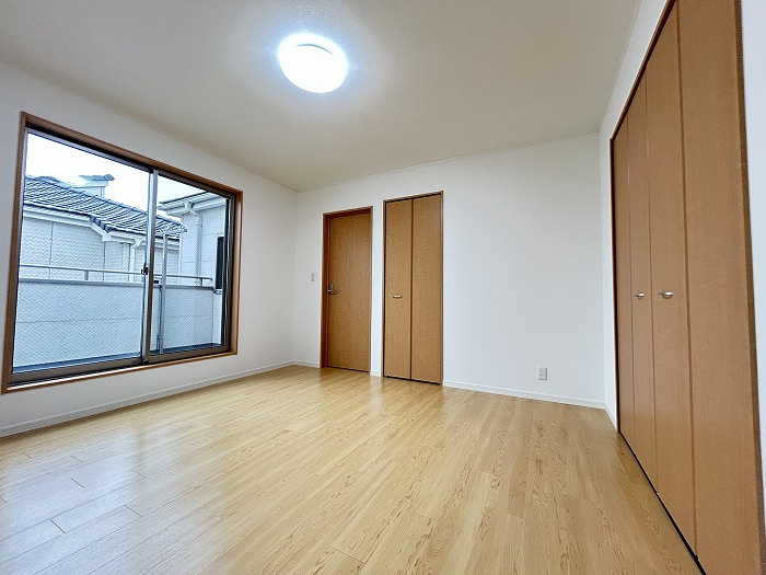 2面採光・南面に窓：バルコニーに面した洋室8帖（2階）