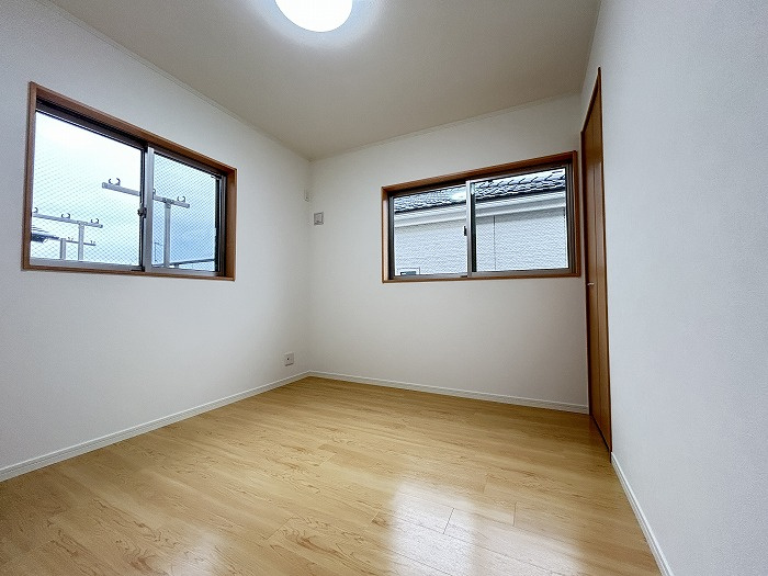 2面採光・南面に窓：洋室5.2帖（2階）