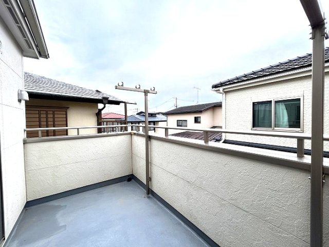 洋室8帖から行き来できる南向きバルコニー